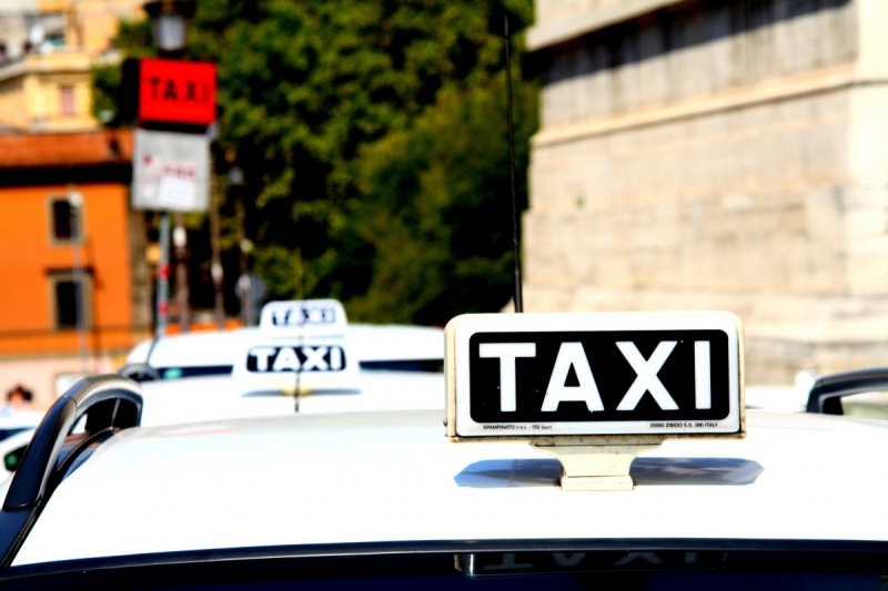 taxis-LA ROQUE EN PROVENCE-min_taxi_auto_rome_road_white-1051610